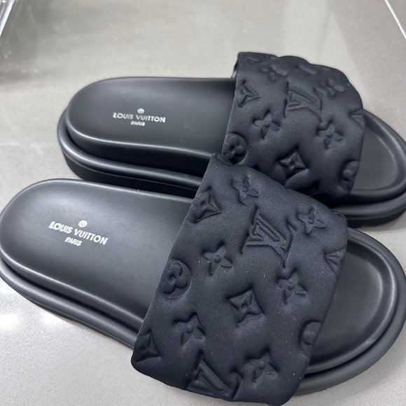💗Louis Vuitton Technical Embossed Monogram Pool Pillow Comfort Slides- NWOT! - Picture 4 of 6